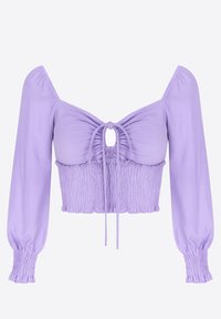Top corto lila con cuerpo fruncido, abertura con forma de ojo de cerradura en el frente y mangas largas abullonadas recogidas en los puños. Hecho de tela elástica.
