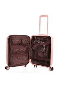 Maleta rígida rosa con interior marrón, cuenta con múltiples compartimentos con cremallera, correas y ruedas para facilitar su movilidad.