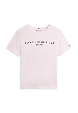 Camiseta de algodón color rosa claro con un logo negro que dice "TOMMY HILFIGER EST. 1985" en el pecho. Mangas cortas y cuello redondo.