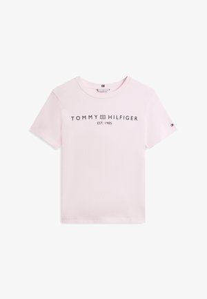 Camiseta de algodón color rosa claro con un logo negro que dice "TOMMY HILFIGER EST. 1985" en el pecho. Mangas cortas y cuello redondo.