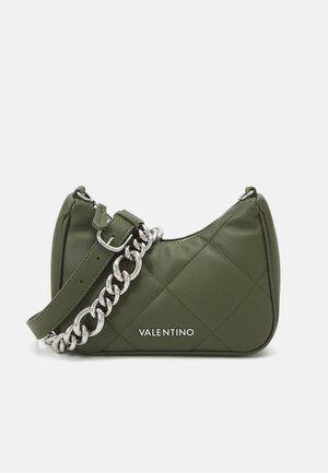 Sac à épaule Valentino en cuir matelassé vert avec chaîne argentée et sangle à boucle, forme arrondie, et logo sur le devant.