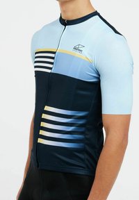 Maillot de cyclisme à manches courtes en bleu clair et bleu marine foncé, avec des rayures horizontales et une fermeture éclair. Fabriqué en tissu respirant et texturé.