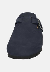 Scarpa slip-on blu navy realizzata in morbido camoscio, con punta arrotondata e doppie cinghie regolabili con dettagli in metallo argentato. Suola piatta in gomma.