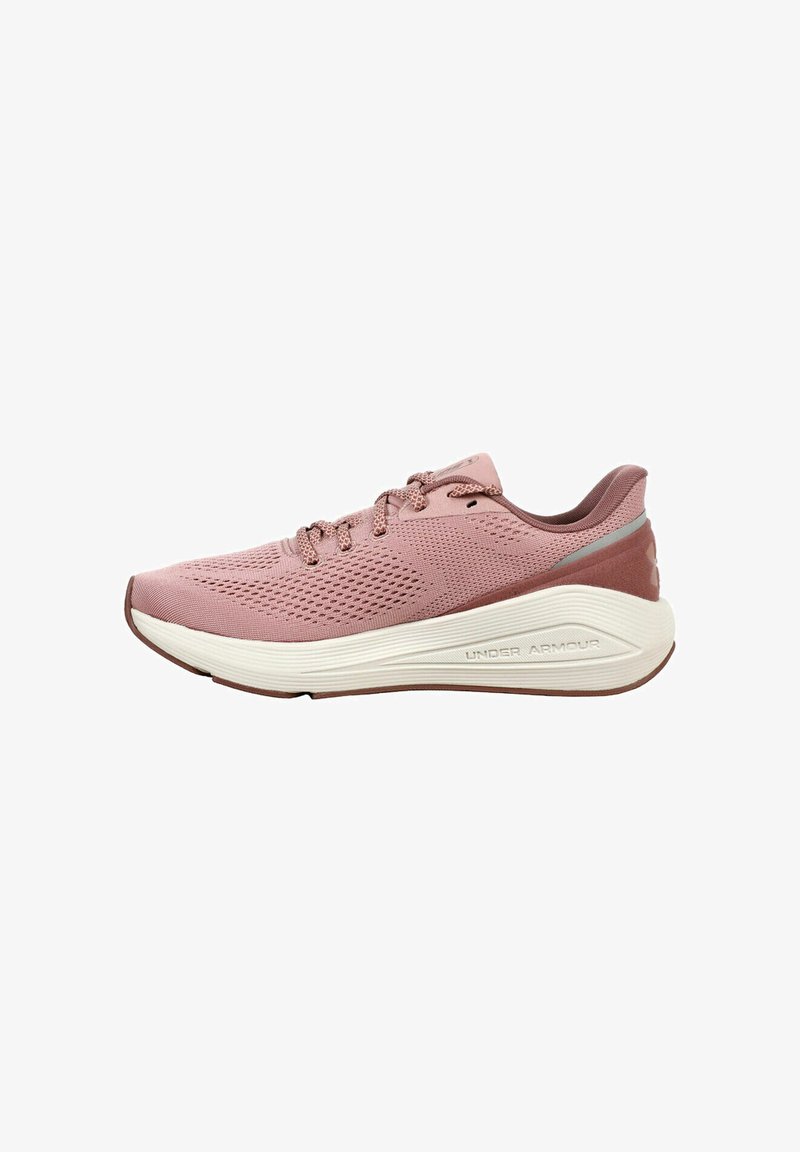 Zapatilla deportiva de color rosa claro con parte superior de malla transpirable, que cuenta con una suela acolchada y detalles en marrón. Diseñada para la comodidad y el rendimiento.