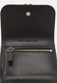 Tommy Hilfiger HERITAGE FLAP - Rahakott - black