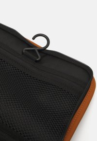 Rains TEXEL WASH BAG UNISEX - Toalettmappe - rust