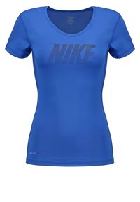 Królewsko niebieska koszulka Nike z krótkimi rękawami, dekoltem w serek i czarnym logo. Wykonana z gładkiej, odprowadzającej wilgoć tkaniny. Posiada etykietę BRI-FIT.