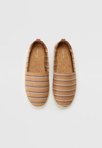 Brune stribede espadriller med beige og blå vandrette linjer, korkfodseng og vævet rebsål. Slip-on design med elastiske side akcenter.