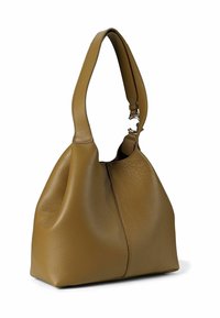 Borsa a mano in pelle verde oliva con superficie texturizzata, un'apertura ampia e una tracolla singola regolabile, caratterizzata da linee pulite e hardware minimale.