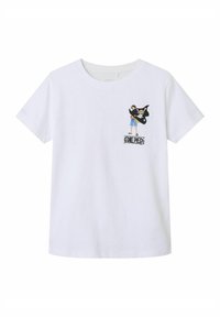 T-shirt en coton blanc avec un graphisme représentant un personnage tenant un drapeau noir avec une tête de mort et des os croisés. Manches courtes et col rond.