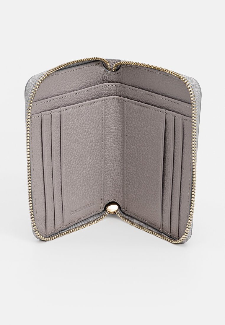Szara skórzana portfel na zamek błyskawiczny, otwarty, pokazujący wiele kieszeni na karty wewnątrz i złoty zamek błyskawiczny.