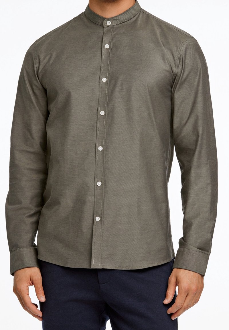 Olijfgroene longsleeve shirt met een bandkraag. Voorzien van knopen aan de voorkant en een soepele textuur, op maat gemaakt voor een getailleerd uiterlijk.