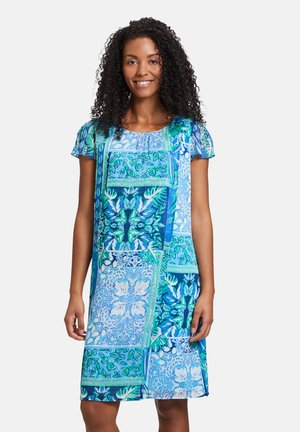 Kurzärmliges Kleid mit einem Patchwork-Design in Blau und Grün, das florale und geometrische Muster aufweist, aus leichtem Stoff gefertigt.