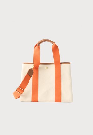Sac fourre-tout en toile avec des anses orange, un corps beige et une garniture en cuir, doté d'une bandoulière détachable et ajustable ainsi que de garnitures dorées.