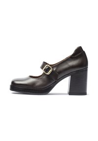 Zapatos Mary Jane de cuero marrón con puntera redondeada, correa con hebilla y tacón de bloque texturizado. Acabado suave y diseño robusto.