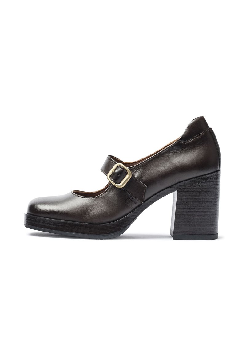 Zapatos Mary Jane de cuero marrón con puntera redondeada, correa con hebilla y tacón de bloque texturizado. Acabado suave y diseño robusto.
