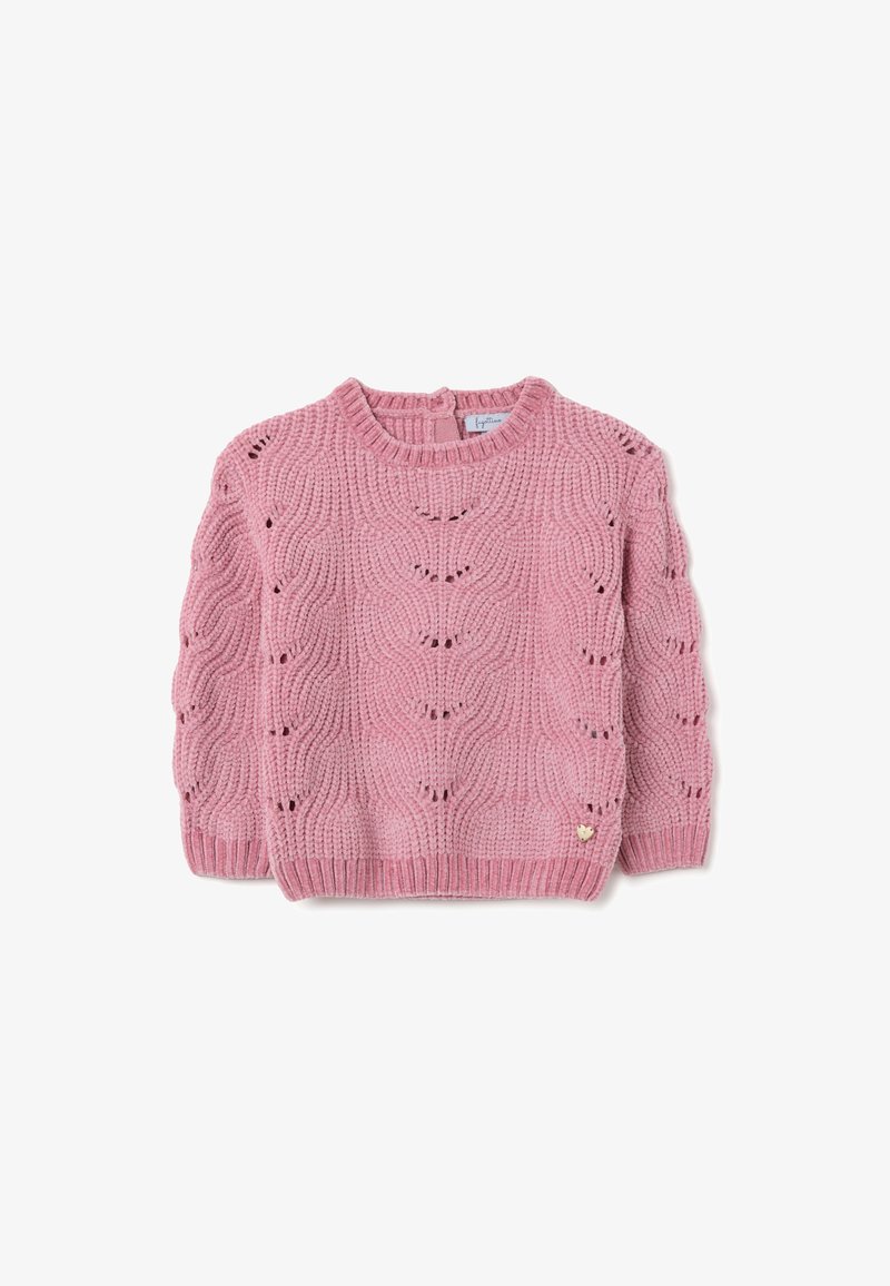 Rosa gestrickter Pullover mit einem gewelltem Strukturmuster, langen Ärmeln und einem runden Ausschnitt. Besitzt ein kleines goldenes Herz-Akzent am Saum.