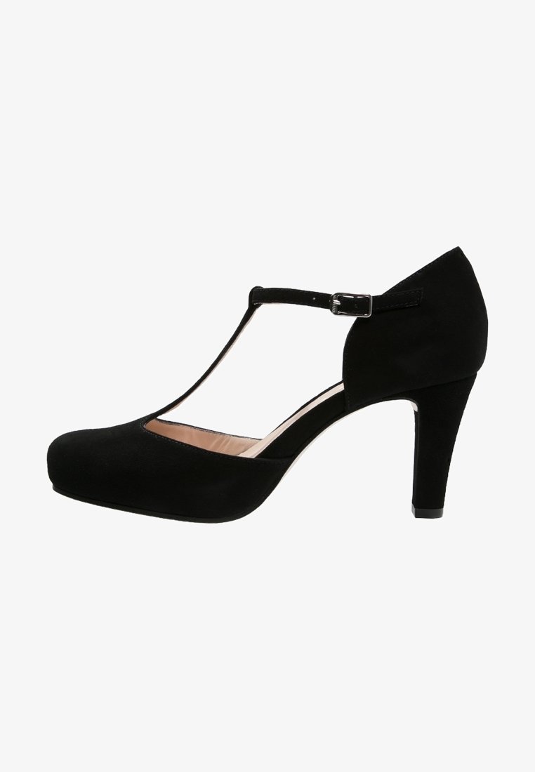 Chaussure à talon haut en cuir suédé noir avec un bout arrondi, un design T-strap et une fermeture à boucle. Présente un talon modéré et une doublure intérieure lisse.