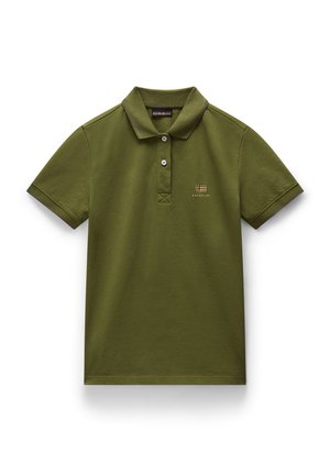 Polo shirt verde oliva realizzato in morbido cotone, con colletto classico, patta a due bottoni e un piccolo logo ricamato sul petto.