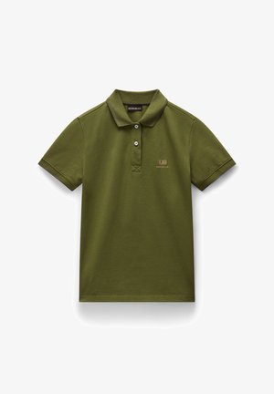 Oliven grøn polo skjorte lavet af blødt bomuld, med klassisk krave, to-knap lukning og et lille broderet logo på brystet.