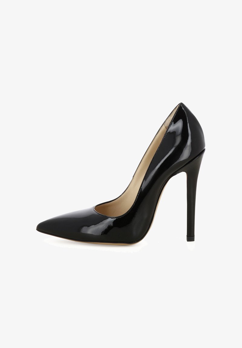 Zwarte pumps van lakleer met hoge hak, een spitse neus en een slanke silhouet. De zool is licht van kleur en de hak is smal en hoog.