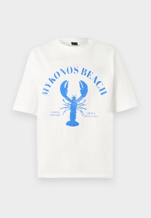 Vit bomullströja med korta ärmar som har ett blått hummertema och texten "MYKONOS BEACH" i en bågformad layout.