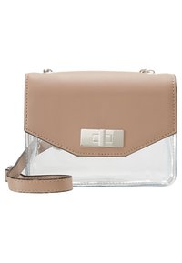 Sac bandoulière transparent avec un rabat en similicuir marron clair, une quincaillerie argentée et une sangle réglable. Caractérisé par un design géométrique et des bords sans couture.