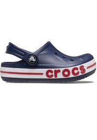Zoccoli Crocs blu navy con cinturino, caratterizzati da fori di ventilazione circolari e suola bianca con la scritta rossa "crocs". Texture liscia.