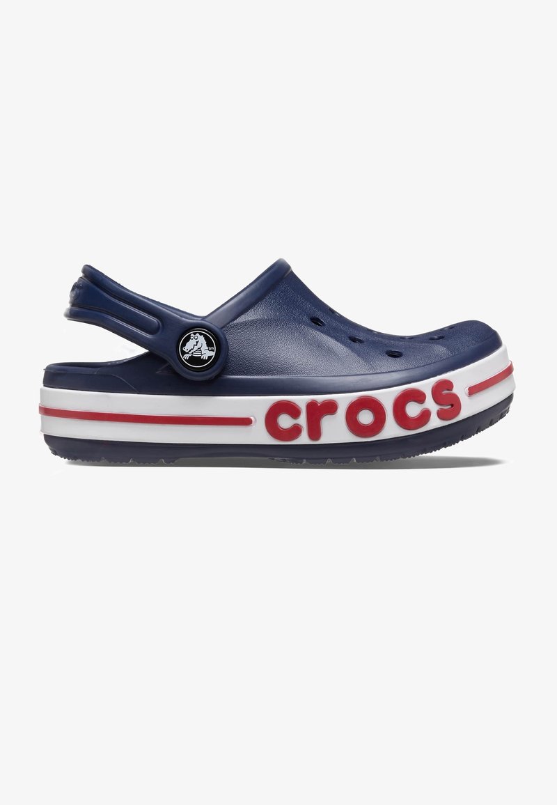 Zoccoli Crocs blu navy con cinturino, caratterizzati da fori di ventilazione circolari e suola bianca con la scritta rossa "crocs". Texture liscia.