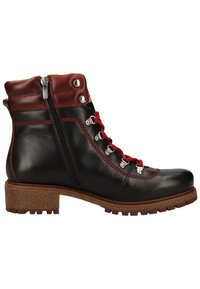 Bottine en cuir noir et brun foncé avec lacets rouges, fermeture éclair latérale, œillets métalliques, surpiqûres rouges et semelle en caoutchouc marron à crampons.