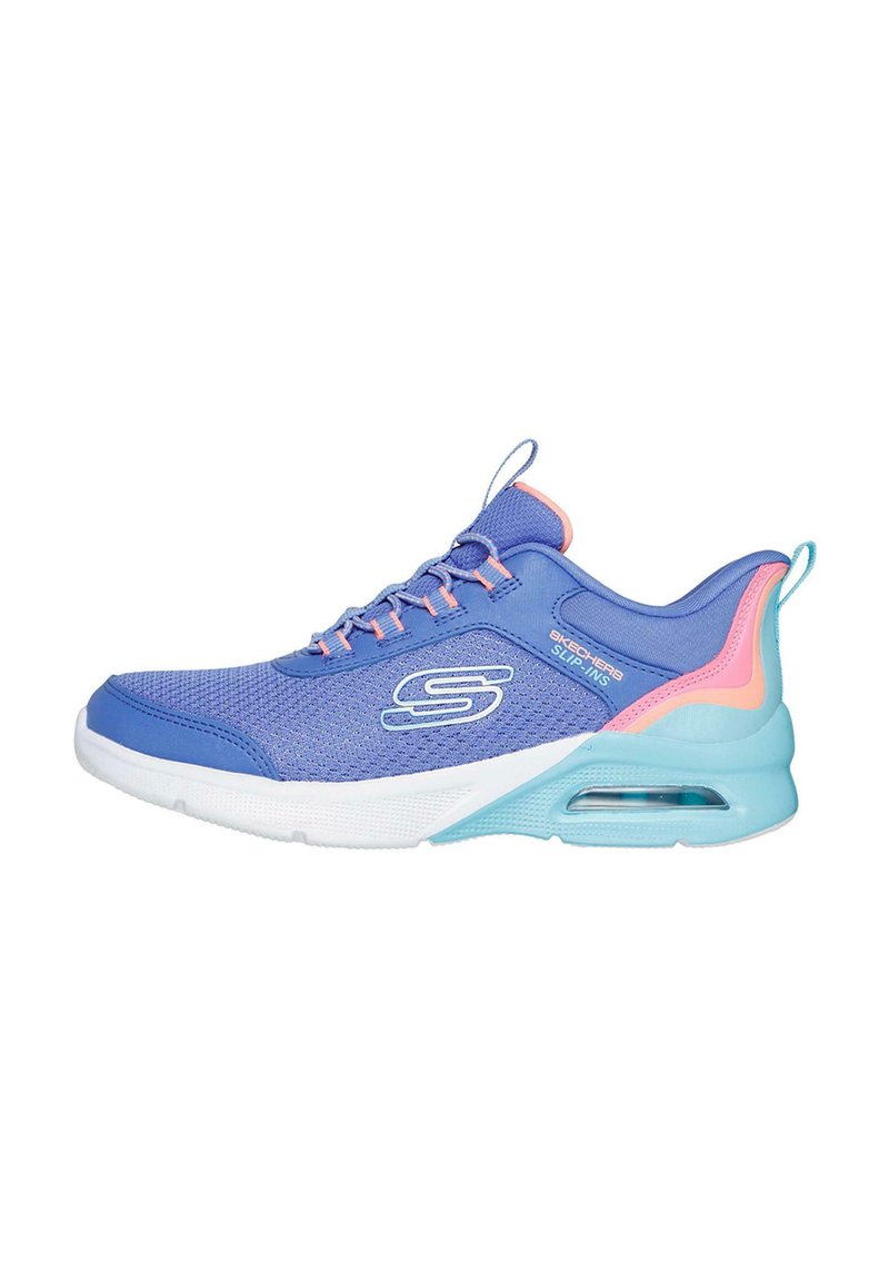 Zapatilla deportiva de malla azul con acentos en rosa y turquesa, suela blanca y acolchado de aire. Presenta cordones y un logo en el lateral.