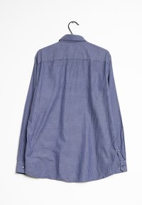 Koszula z długim rękawem w niebiesko-białą kratkę, wykonana z bawełny, z kołnierzykiem zapinanym na guziki, z mankietami na dwa guziki, wyeksponowana na wieszaku.