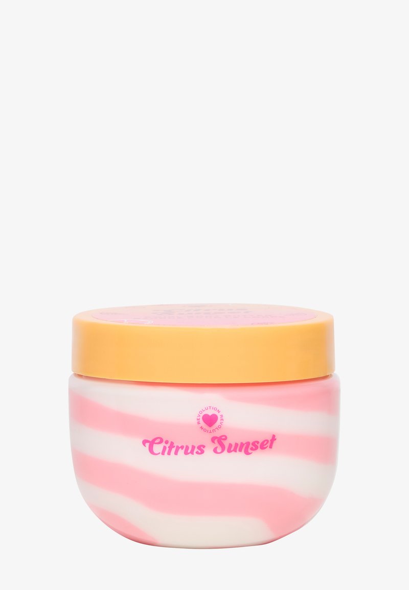 Snoet glasskrukke med rosa og hvite striper, toppet med et glatt gult lokk. "Citrus Sunset" etikett i rosa skrift på fronten.