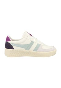 Sneaker bianca con accenti verdi e viola, caratterizzata da una tomaia testurizzata, chiusura a lacci e una suola leggera e rigata.