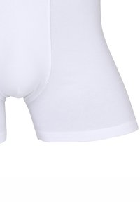 Boxer da uomo in cotone bianco con una vestibilità aderente, caratterizzati da una texture liscia, cintura elastica e senza motivi o dettagli visibili.
