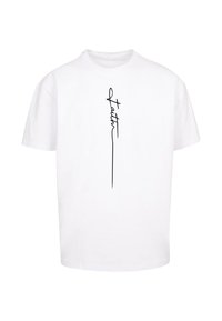 Hvid bomulds T-shirt med løs pasform, der har en sort håndskrevet "Faith"-trykt på forsiden, vertikalt justeret midt på.