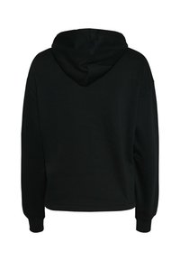 Sudadera con capucha negra, de corte relajado, con mangas largas y puños acanalados. Tejido suave con una textura lisa. Sin logotipo ni diseño visible.