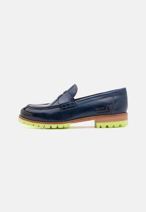 Marine læder loafers med en blank finish, der har en grøn gummiydersål med struktureret greb og et syet forklædning design.