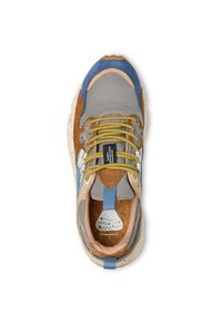 Superga z zgornjim delom v sivi barvi z rjavimi antilopnimi poudarki, modrimi dodatki in rumenimi vezalkami. Teksturiran pluto v notranjosti podplata in pegasta podplata. Opazen logotip na jeziku.