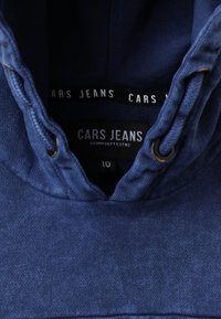 Felpa blu navy con una finitura testurizzata, dotata di cappuccio con coulisse e un'etichetta che mostra "CARS JEANS" e taglia 10.