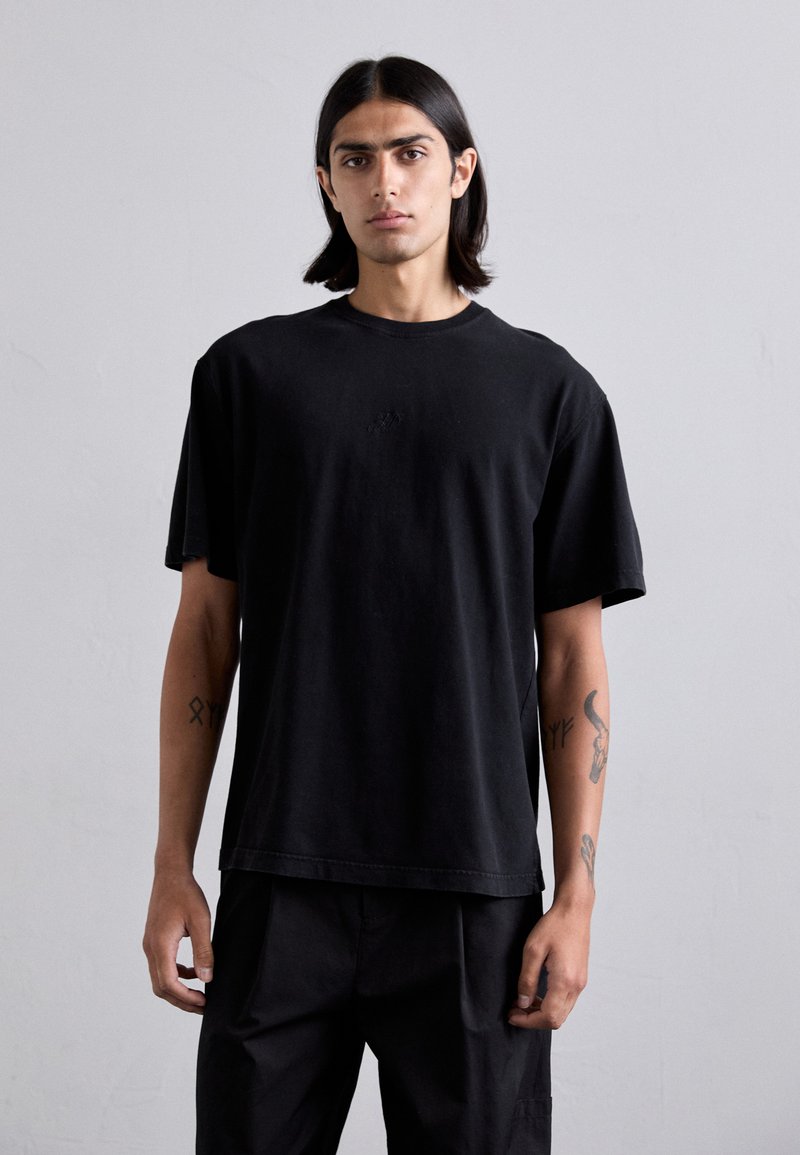 Han Kjøbenhavn Jednoduché tričko - anthracite black