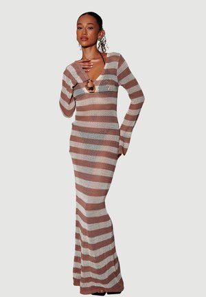 Lang, tætsiddende strikket kjole med V-udskæring og lange ærmer. Vekslende striber i brunt og hvidt. Tekstureret stof skaber en net-effekt.