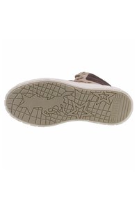 Semelle de chaussure en caoutchouc beige texturé avec un design de semelle de chaussure, des accents en forme d'étoile et le nom de la marque « Mustang » en relief.