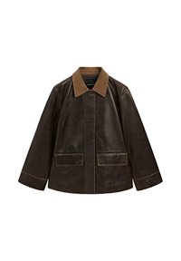 Veste en cuir marron avec un col en daim beige, dotée de poches avant, de coutures visibles et d'une coupe droite. Style épuré et minimaliste.