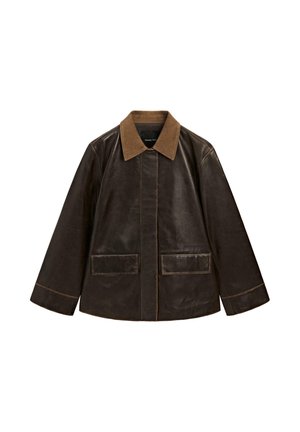 Veste en cuir marron avec un col en daim beige, dotée de poches avant, de coutures visibles et d'une coupe droite. Style épuré et minimaliste.
