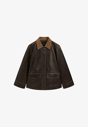 Veste en cuir marron avec un col en daim beige, dotée de poches avant, de coutures visibles et d'une coupe droite. Style épuré et minimaliste.