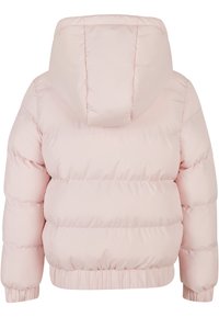 Ljusrosa pufferjacka med huva, med horisontella quiltade sektioner, elastiska ärmslut och en rynkad nederkant för en tätt sittande passform.