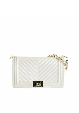 Borsa a tracolla in pelle bianca trapuntata con motivo a chevron, tracolla a catena dorata e targhetta rettangolare dorata con il logo "MARC ELLIS."