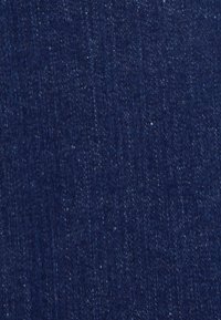 Donkerblauwe denimstof met een gladde textuur, met subtiele kleurvariaties en een standaard weefpatroon. Geen zichtbare slijtage of accenten.
