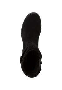 Musta mokkanahkainen nilkkuri, jossa on teksturoitu, pörröinen vuori, pyöreä kärki ja joustava pohja. Sisältää sivukoristeen nilkan lähellä.